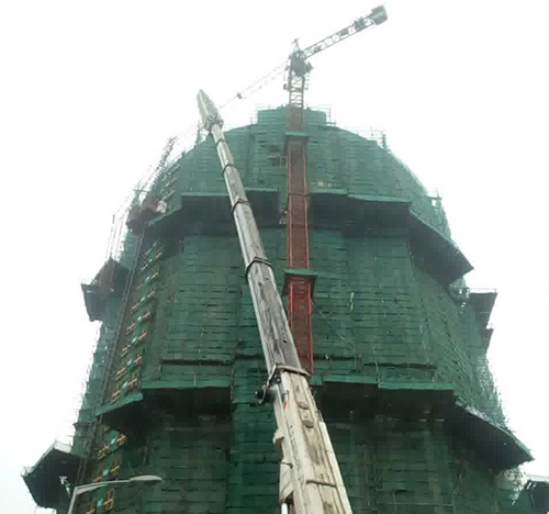奈曼吊车在工地上作业